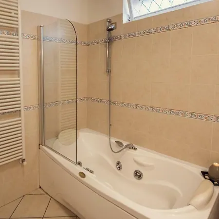 Nuba, In Campagna E A 5 Minuti Dal Cuore Del Centro Storico, Elegante Residenza Con Due Sale Da Bagno, Jacuzzi E Ogni Comfort